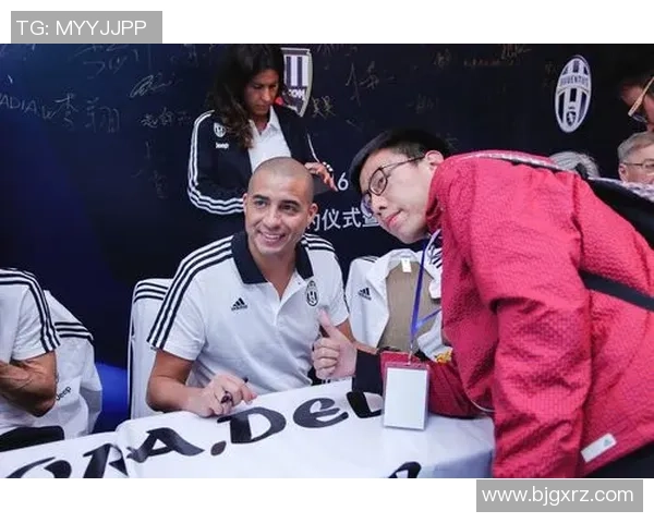 聚焦足球巨星左手亲笔签名独特魅力与球迷收藏价值分析